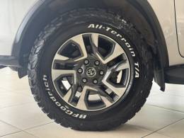 TOYOTA - HILUX SW4 - 2022/2022 - Prata - Sob Consulta