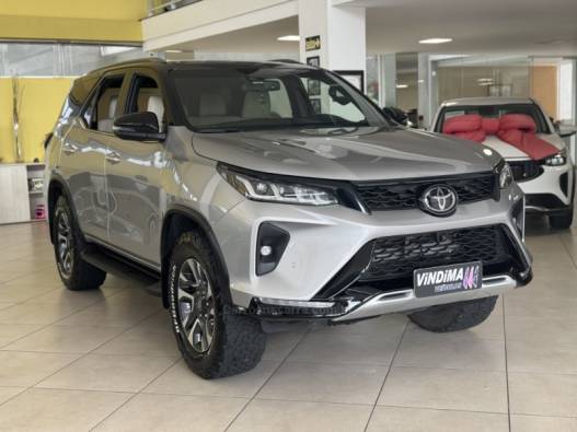TOYOTA - HILUX SW4 - 2022/2022 - Prata - Sob Consulta