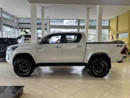 TOYOTA - HILUX - 2024/2024 - Branca - R$ 325.900,00