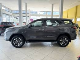 TOYOTA - HILUX SW4 - 2025/2025 - Cinza - Sob Consulta