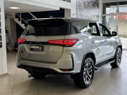TOYOTA - HILUX SW4 - 2022/2022 - Prata - Sob Consulta