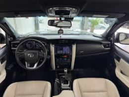 TOYOTA - HILUX SW4 - 2022/2022 - Prata - Sob Consulta