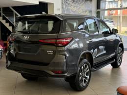 TOYOTA - HILUX SW4 - 2025/2025 - Cinza - Sob Consulta