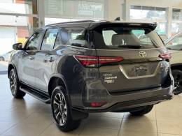 TOYOTA - HILUX SW4 - 2025/2025 - Cinza - Sob Consulta
