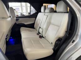 TOYOTA - HILUX SW4 - 2022/2022 - Prata - Sob Consulta